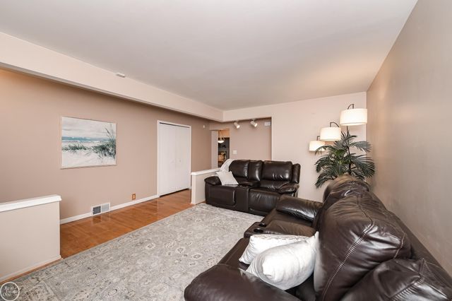 11115 Canterbury Drive, Sterling Heights, MI 48312