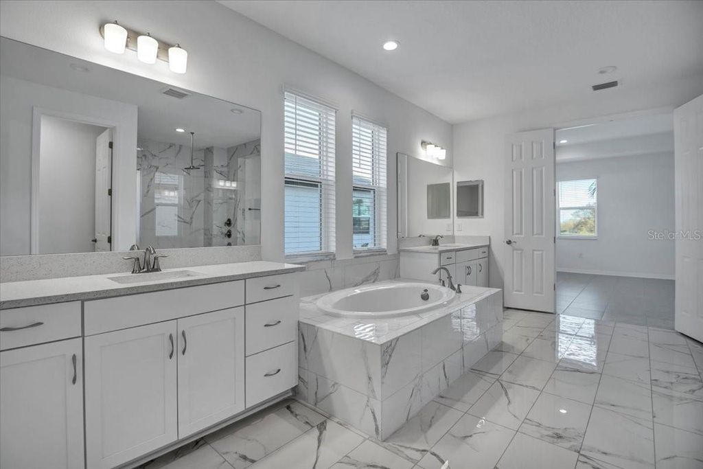Image 38 of property listing at 17703 SAVORY MIST CIRCLE, Bradenton, FL 34211
