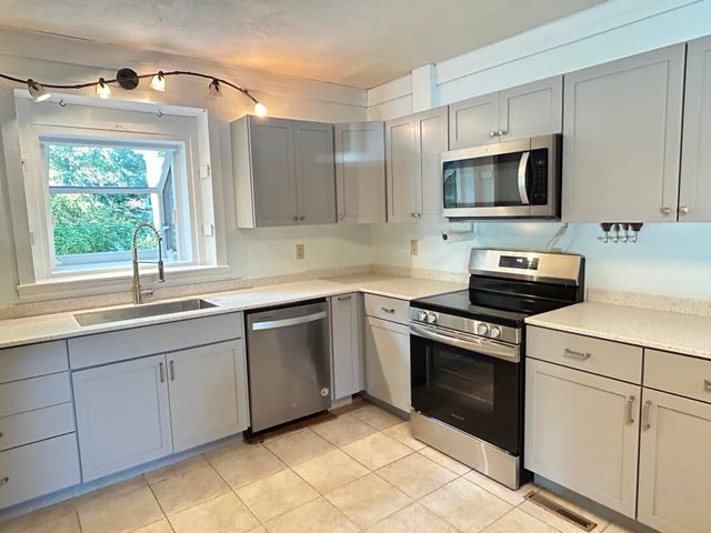 17 Casey Road, Kingston, NH 03848