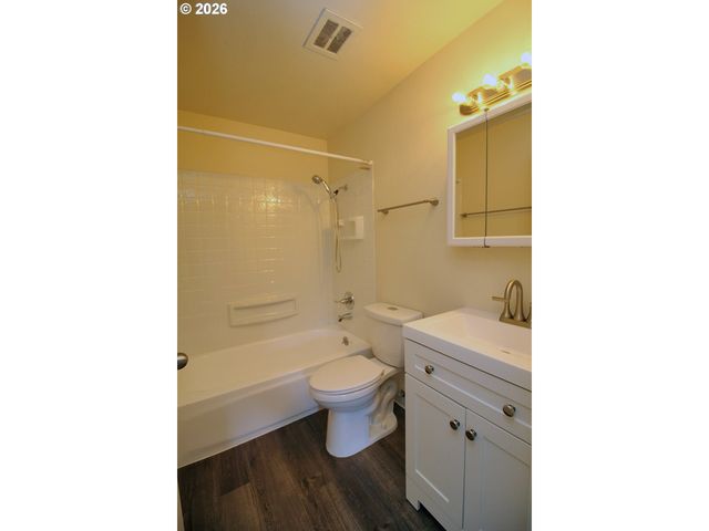 1822 Se ASH St, Portland, OR 97214