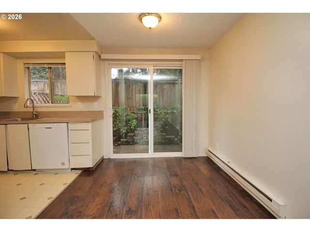 1822 Se ASH St, Portland, OR 97214