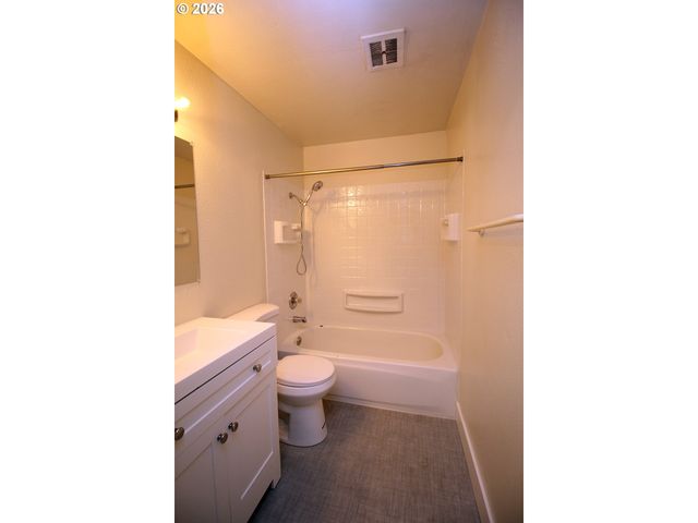 1822 Se ASH St, Portland, OR 97214