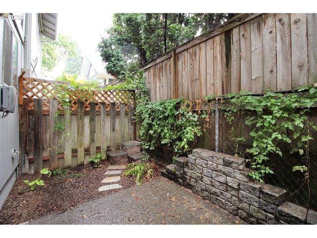 1822 Se ASH St, Portland, OR 97214