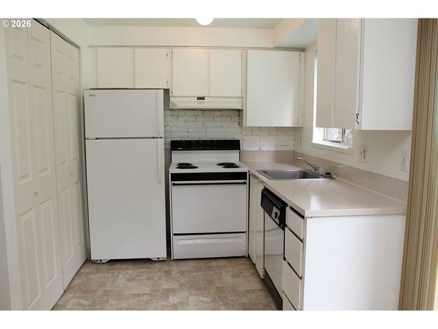 1822 Se ASH St, Portland, OR 97214