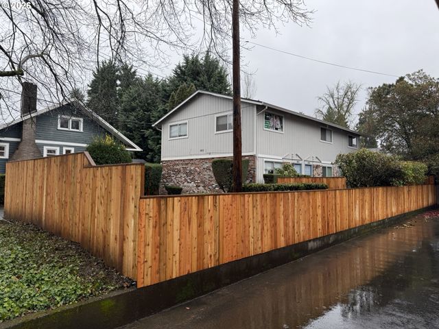 1822 Se ASH St, Portland, OR 97214