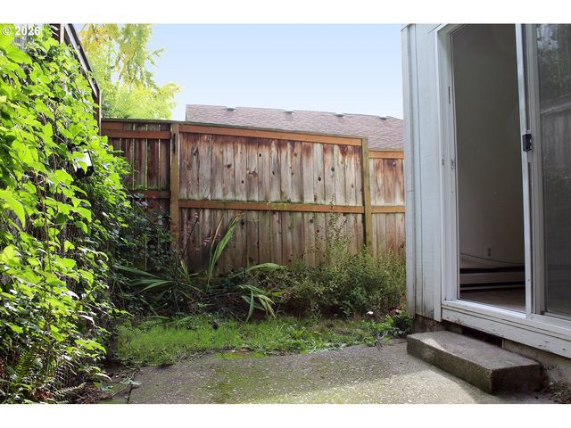 1822 Se ASH St, Portland, OR 97214