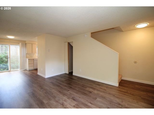 1822 Se ASH St, Portland, OR 97214