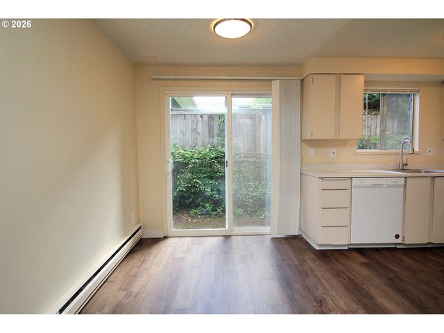 1822 Se ASH St, Portland, OR 97214