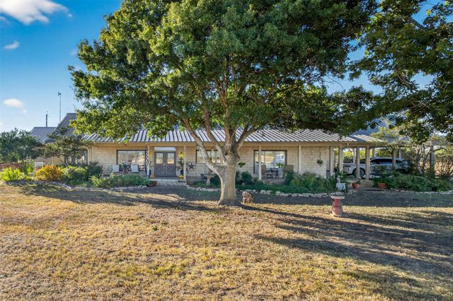 672 County Road 447, Waelder, TX 78959