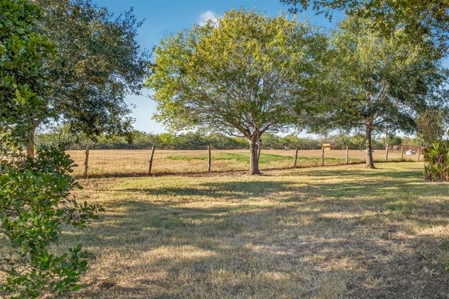 672 County Road 447, Waelder, TX 78959