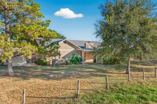 672 County Road 447, Waelder, TX 78959