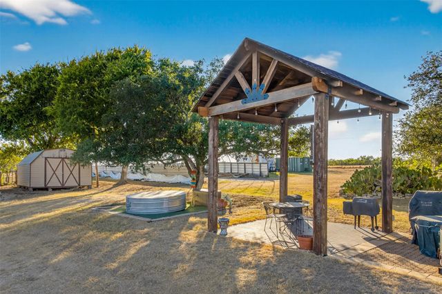 672 County Road 447, Waelder, TX 78959