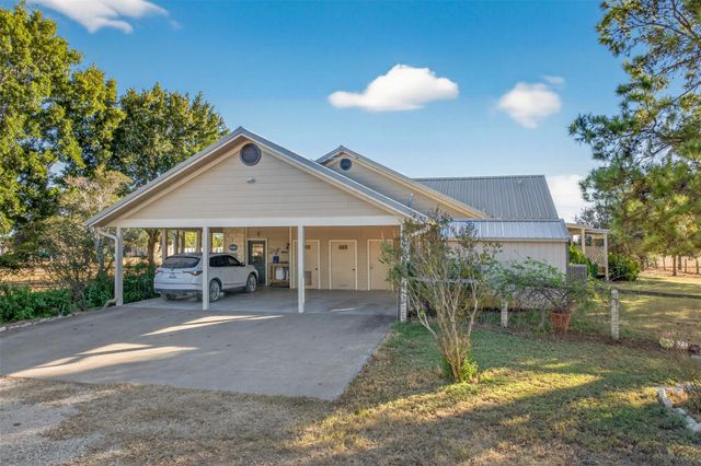 672 County Road 447, Waelder, TX 78959