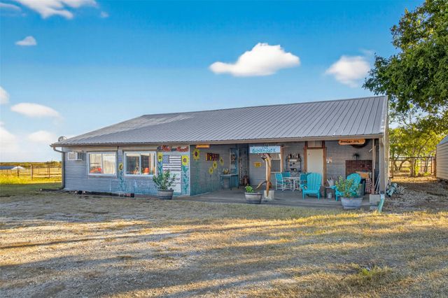 672 County Road 447, Waelder, TX 78959