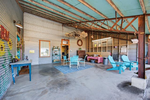 672 County Road 447, Waelder, TX 78959