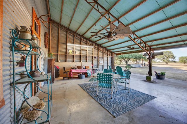 672 County Road 447, Waelder, TX 78959