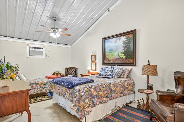 672 County Road 447, Waelder, TX 78959