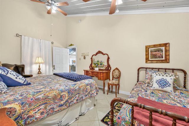 672 County Road 447, Waelder, TX 78959