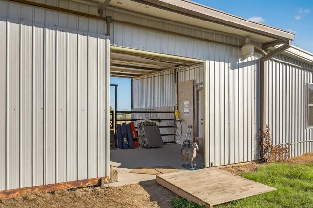 672 County Road 447, Waelder, TX 78959