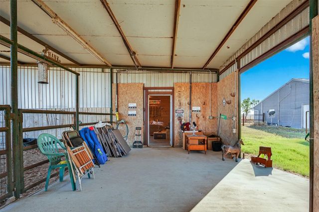 672 County Road 447, Waelder, TX 78959