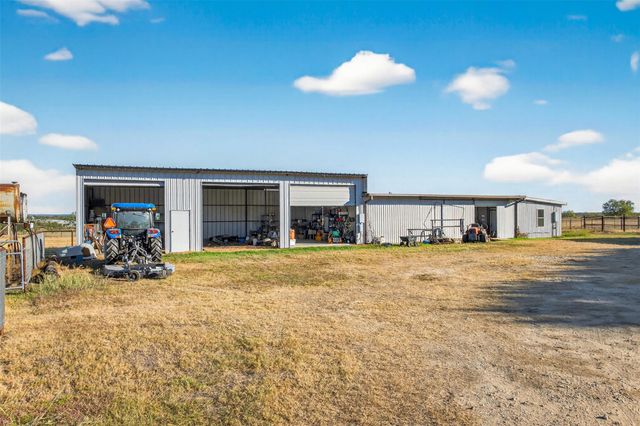 672 County Road 447, Waelder, TX 78959