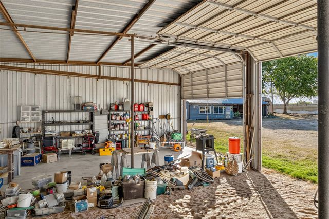 672 County Road 447, Waelder, TX 78959