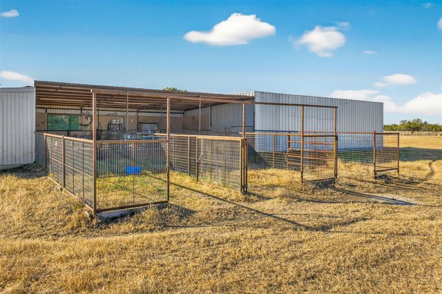 672 County Road 447, Waelder, TX 78959