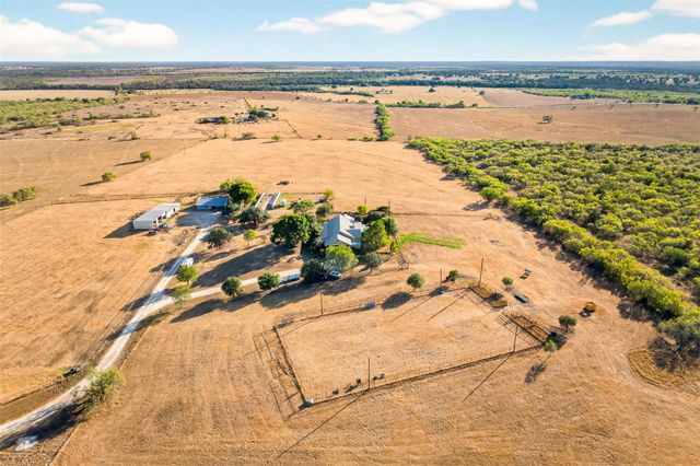 672 County Road 447, Waelder, TX 78959