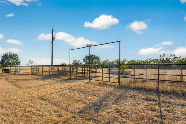 672 County Road 447, Waelder, TX 78959