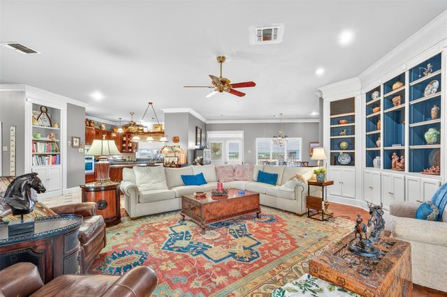 672 County Road 447, Waelder, TX 78959