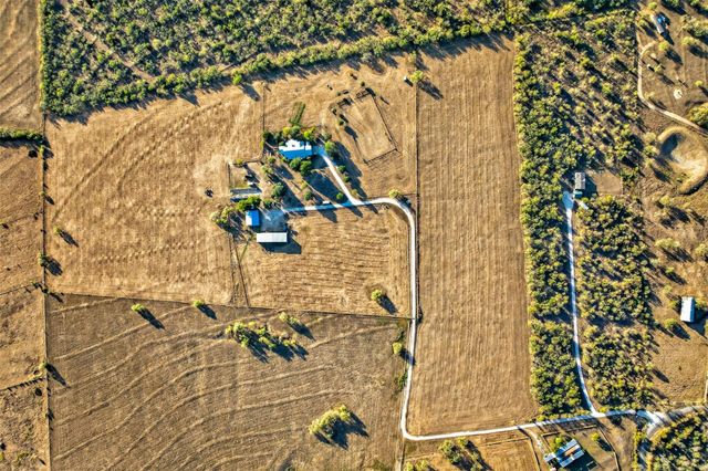 672 County Road 447, Waelder, TX 78959