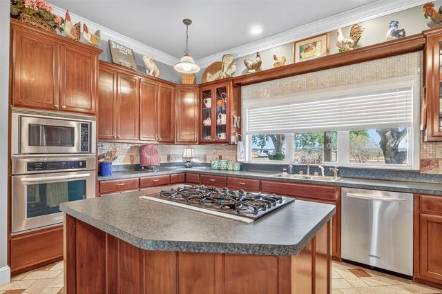 672 County Road 447, Waelder, TX 78959