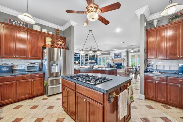 672 County Road 447, Waelder, TX 78959