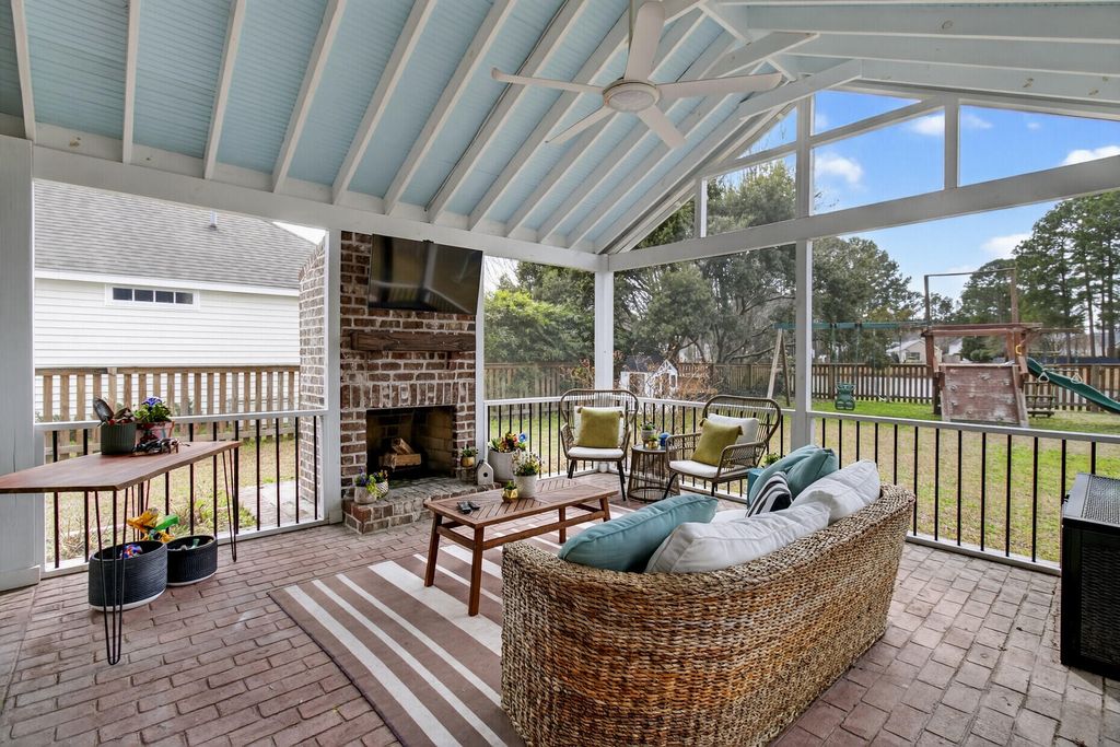 Image 27 of property listing at 1425 Water Edge Drive, Charleston, SC 29492