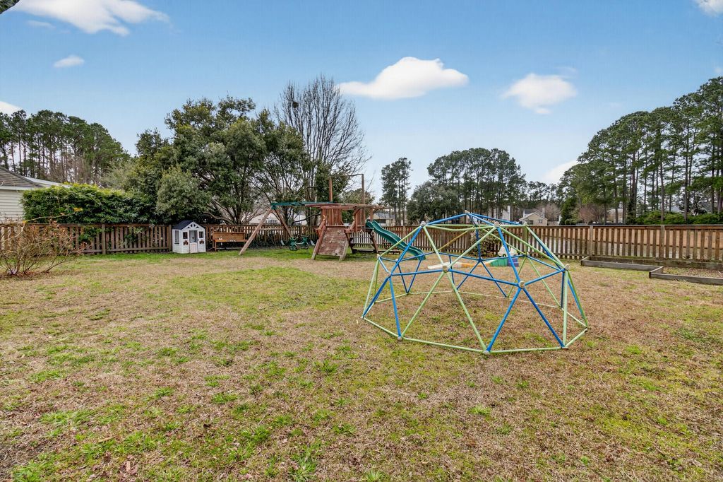 Image 31 of property listing at 1425 Water Edge Drive, Charleston, SC 29492