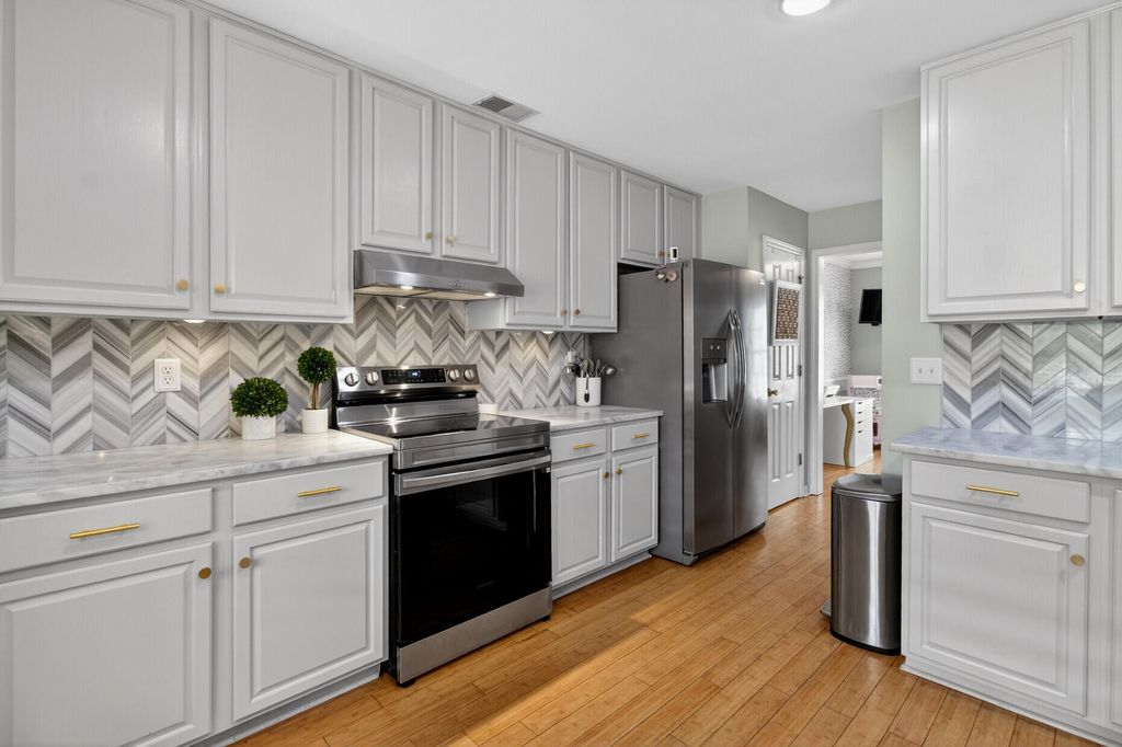 Image 4 of property listing at 1425 Water Edge Drive, Charleston, SC 29492