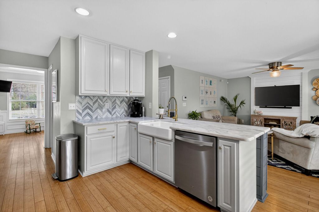 Image 5 of property listing at 1425 Water Edge Drive, Charleston, SC 29492