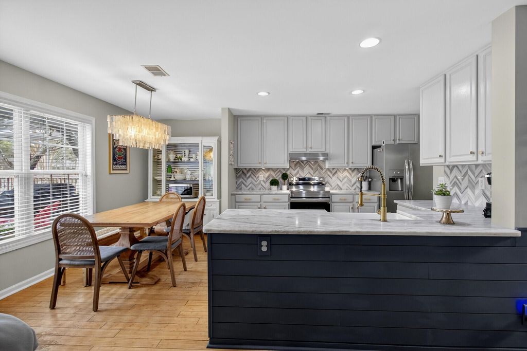 Image 6 of property listing at 1425 Water Edge Drive, Charleston, SC 29492