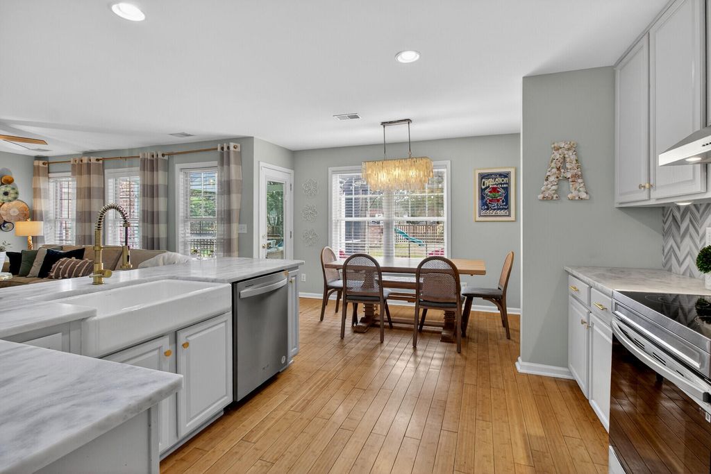 Image 7 of property listing at 1425 Water Edge Drive, Charleston, SC 29492