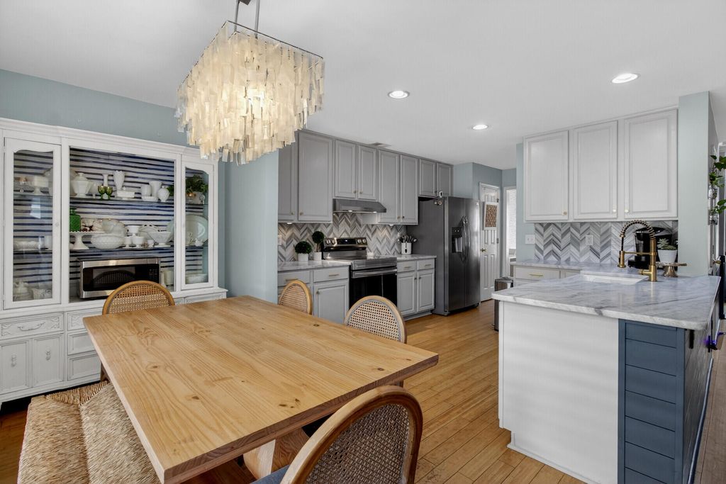 Image 8 of property listing at 1425 Water Edge Drive, Charleston, SC 29492