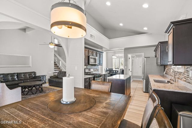 502 ESTANCIA CLARA Lane, Socorro, TX 79927