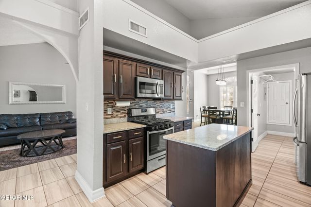 502 ESTANCIA CLARA Lane, Socorro, TX 79927