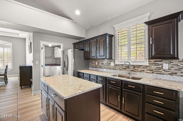 502 ESTANCIA CLARA Lane, Socorro, TX 79927