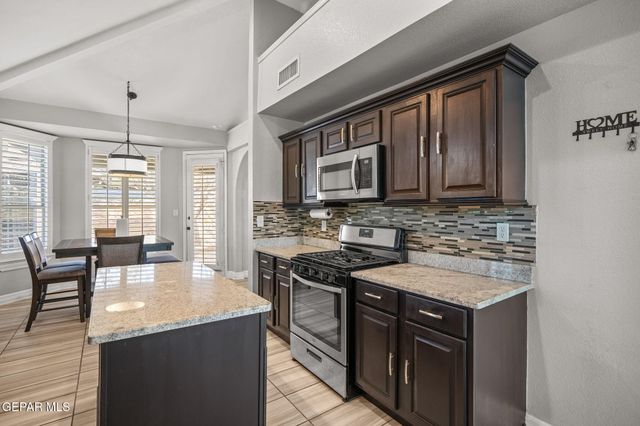 502 ESTANCIA CLARA Lane, Socorro, TX 79927