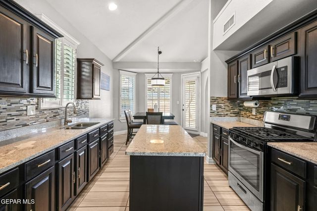 502 ESTANCIA CLARA Lane, Socorro, TX 79927