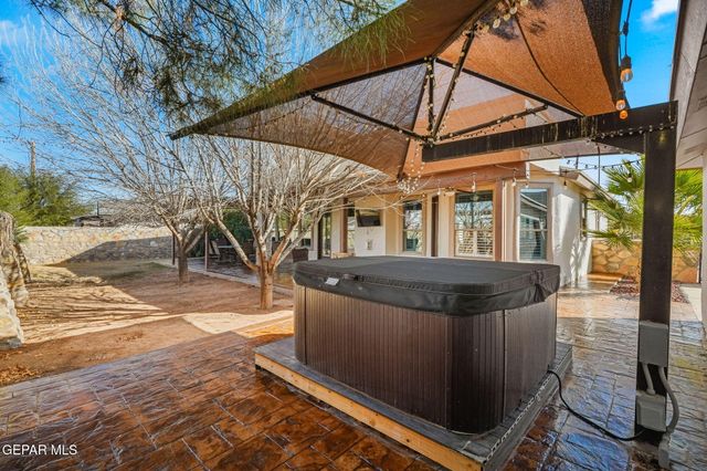 502 ESTANCIA CLARA Lane, Socorro, TX 79927