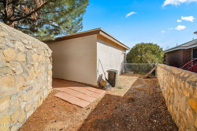 502 ESTANCIA CLARA Lane, Socorro, TX 79927