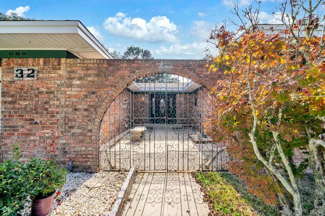 32 Walnut Avenue, Shalimar, FL 32579