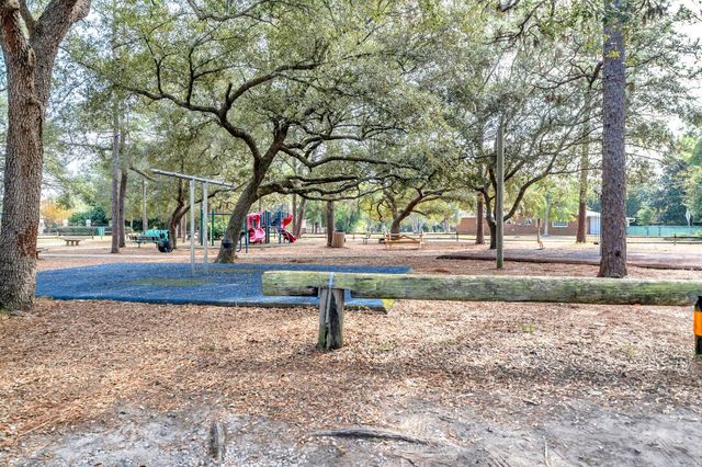 32 Walnut Avenue, Shalimar, FL 32579