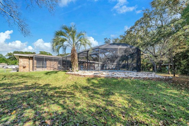 32 Walnut Avenue, Shalimar, FL 32579